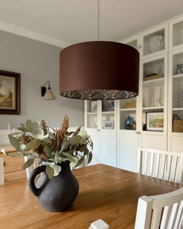 Brązowa lampa wisząca ze wzorzystym abażurem FARMHOUSE II L - aranżacja