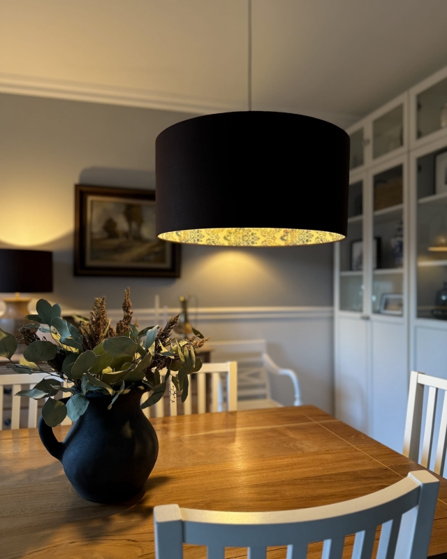 Brązowa lampa wisząca ze wzorzystym abażurem FARMHOUSE II L - aranżacja