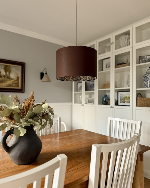 Brązowa lampa wisząca ze wzorzystym abażurem FARMHOUSE II M - aranżacja