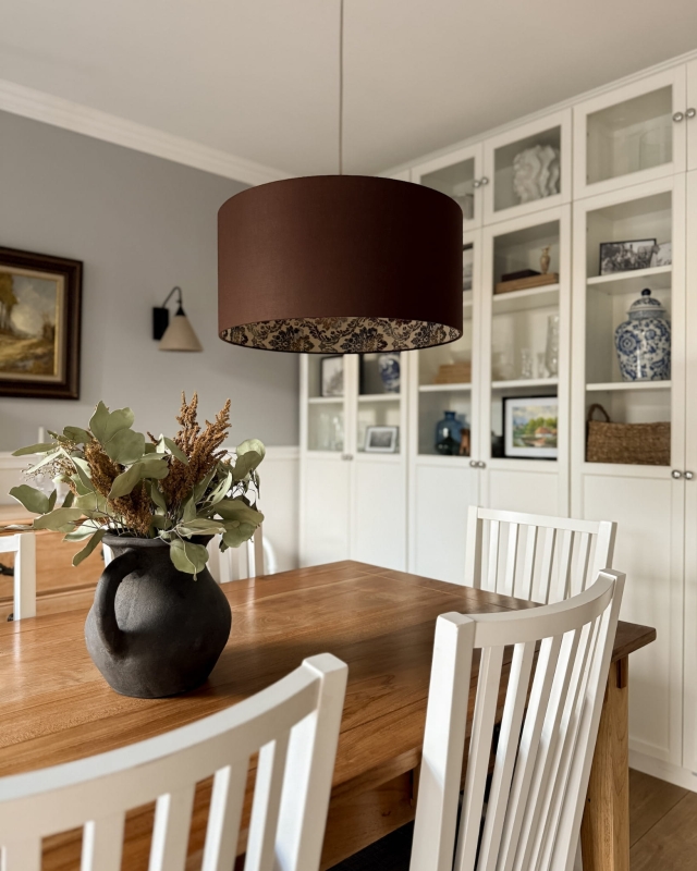 Brązowa lampa wisząca ze wzorzystym abażurem FARMHOUSE I L - aranżacja