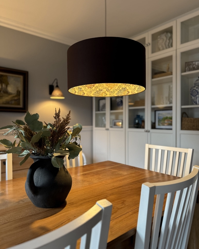 Brązowa lampa wisząca ze wzorzystym abażurem FARMHOUSE I L - aranżacja