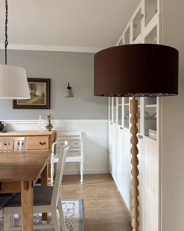 Brązowy abażur z ornamentowym wzorem wewnątrz - walec 50 cm - aranżacja