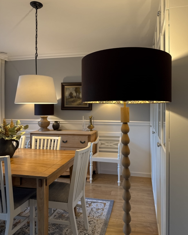 Brązowy abażur z ornamentowym wzorem wewnątrz - walec 50 cm - aranżacja