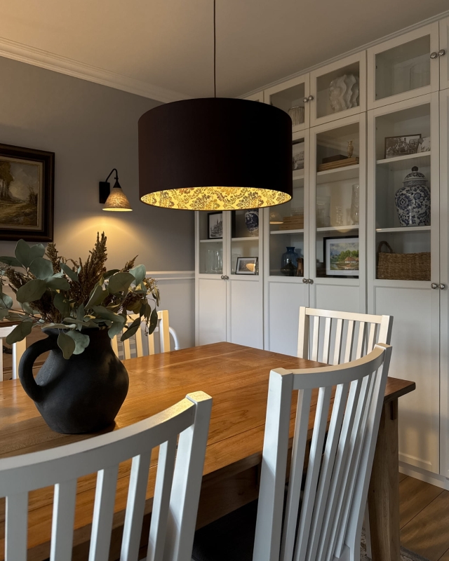 Brązowy abażur z ornamentowym wzorem wewnątrz - walec 50 cm - aranżacja