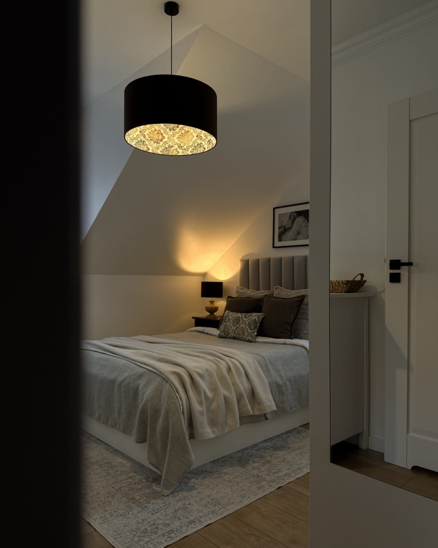 Brązowy abażur z ornamentowym wzorem wewnątrz - walec 50 cm - aranżacja