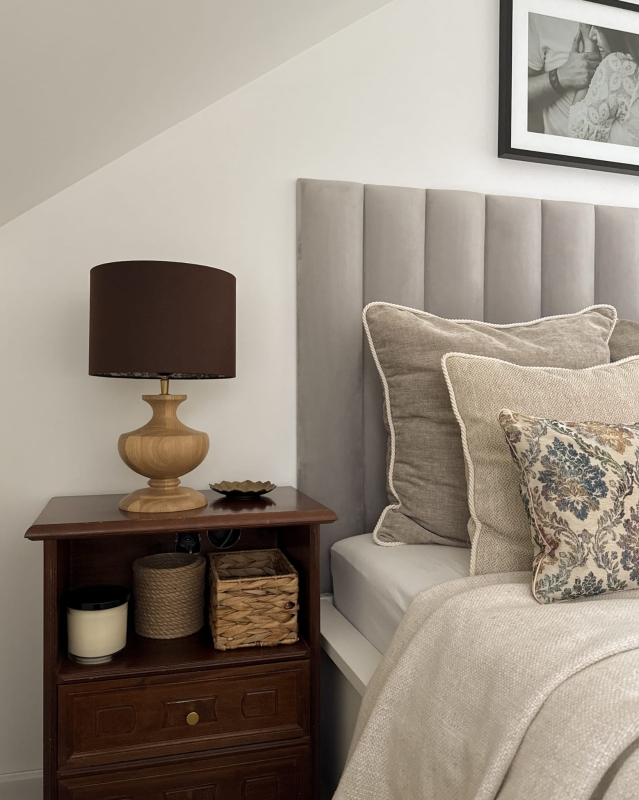 Brązowy abażur z ornamentowym wzorem wewnątrz FARMHOUSE II - walec 25 cm - aranżacja