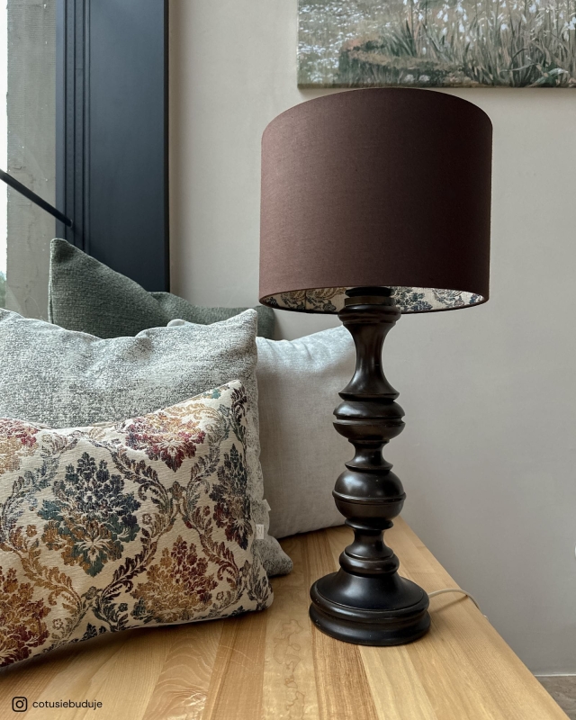 Brązowy abażur z ornamentowym wzorem wewnątrz FARMHOUSE II - walec 25 cm - aranżacja