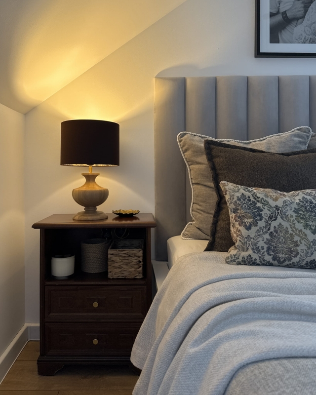 Brązowy abażur z ornamentowym wzorem wewnątrz FARMHOUSE II - walec 25 cm - aranżacja