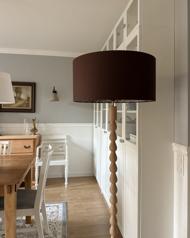 Brązowy abażur z wzorzystym wnętrzem FARMHOUSE II - walec 50 cm - aranżacja