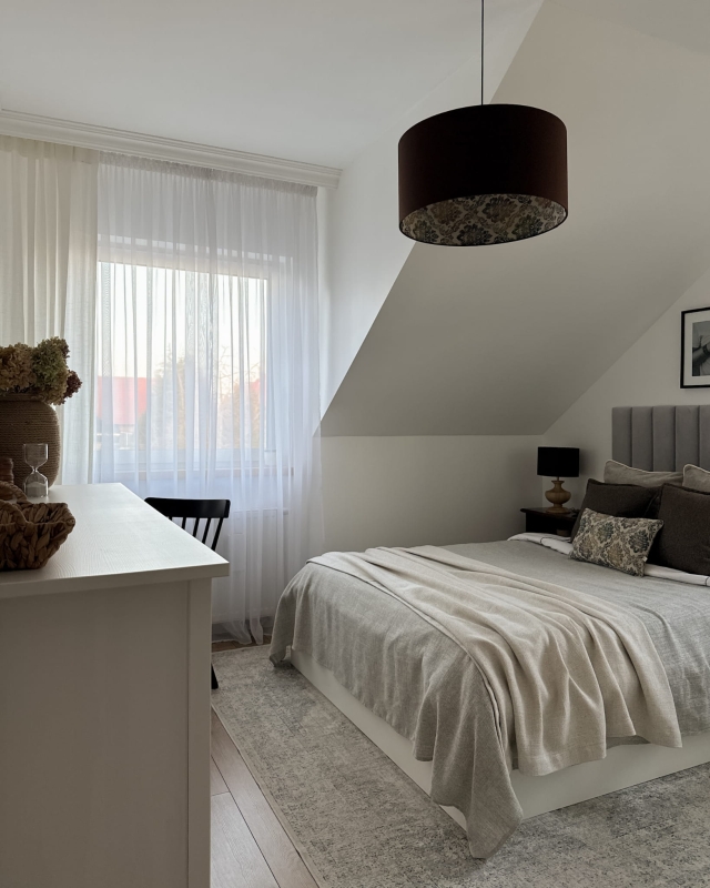 Brązowy abażur z wzorzystym wnętrzem FARMHOUSE II - walec 50 cm - aranżacja