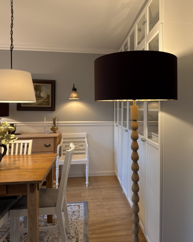 Brązowy abażur z wzorzystym wnętrzem FARMHOUSE II - walec 50 cm - aranżacja