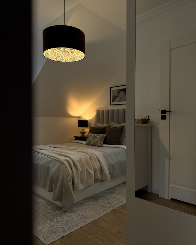 Brązowy abażur z wzorzystym wnętrzem FARMHOUSE II - walec 50 cm - aranżacja