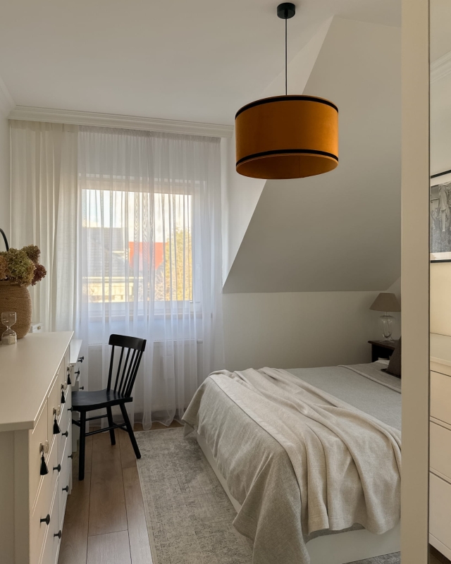 Miodowa lampa z abażurem z czarną tasiemką RUSTO - aranżacja