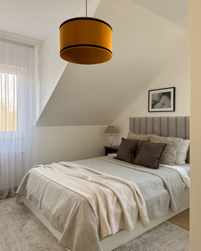 Miodowa lampa z abażurem z czarną tasiemką RUSTO - aranżacja