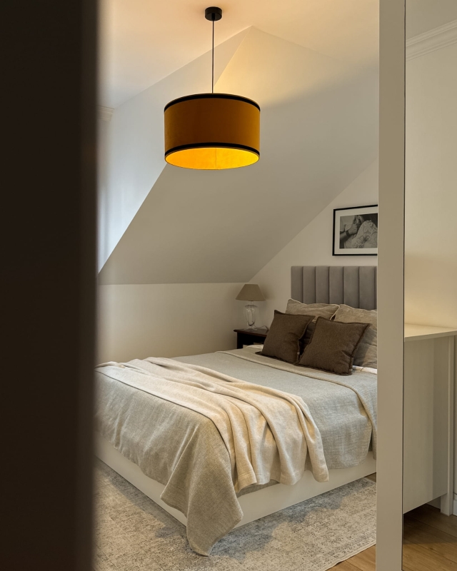 Miodowa lampa z abażurem z czarną tasiemką RUSTO - aranżacja