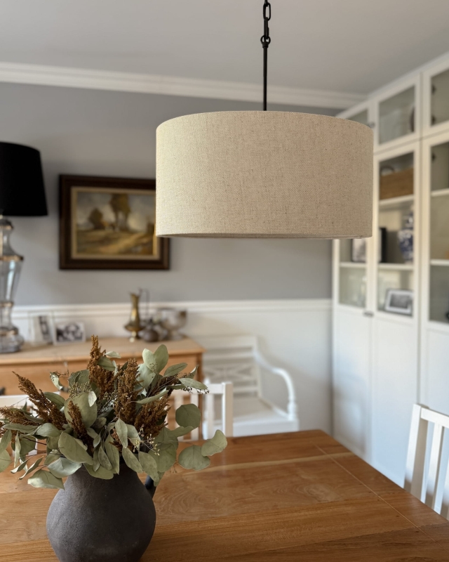 Lampa wisząca na łańcuchu z lnianym abażurem SILIA BLACK III len - aranżacja