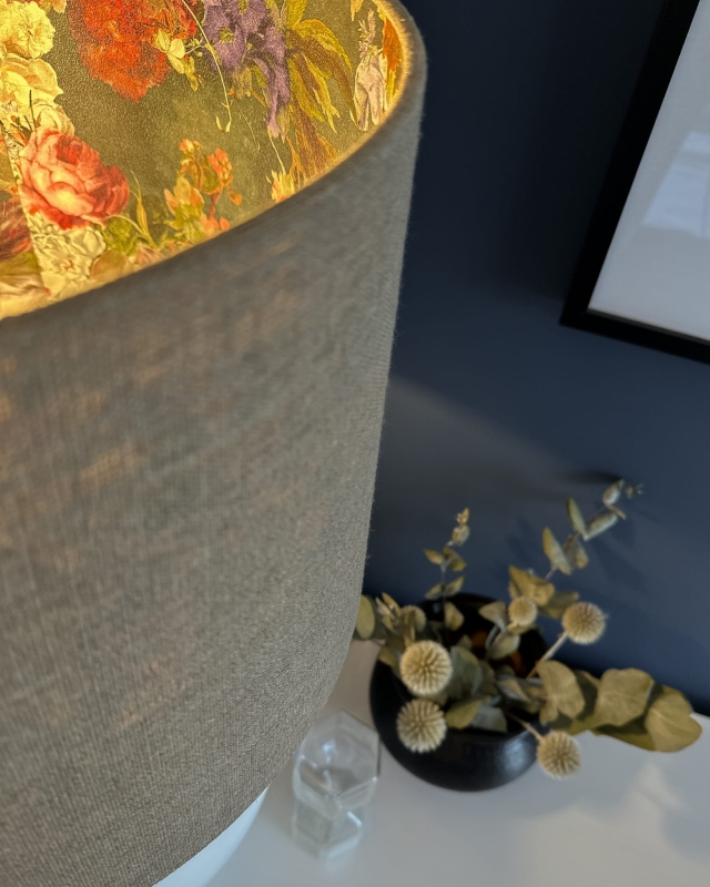 Lniany abażur z kwiatowym wzorem wewnątrz walec 50 cm AURA - aranżacja