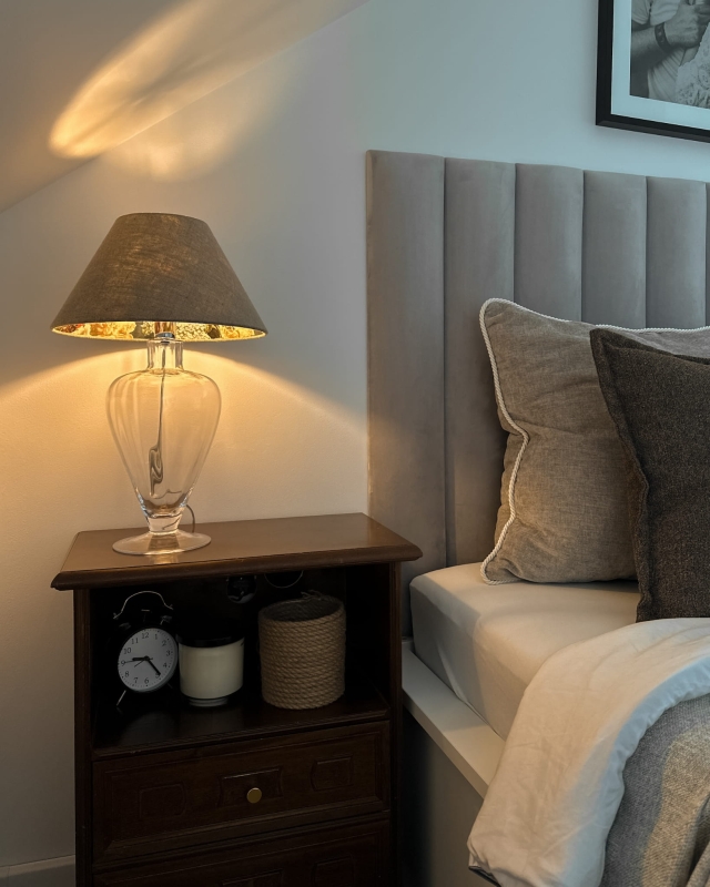 Lniany abażur z kwiatowym wzorem wewnątrz stożek 30 cm AURA - aranżacja