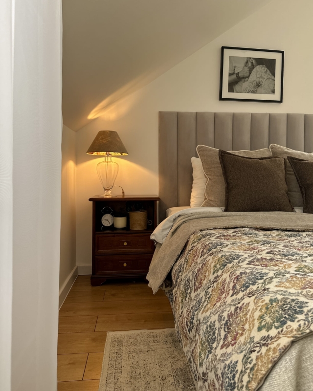 Lniany abażur z kwiatowym wzorem wewnątrz stożek 30 cm AURA - aranżacja