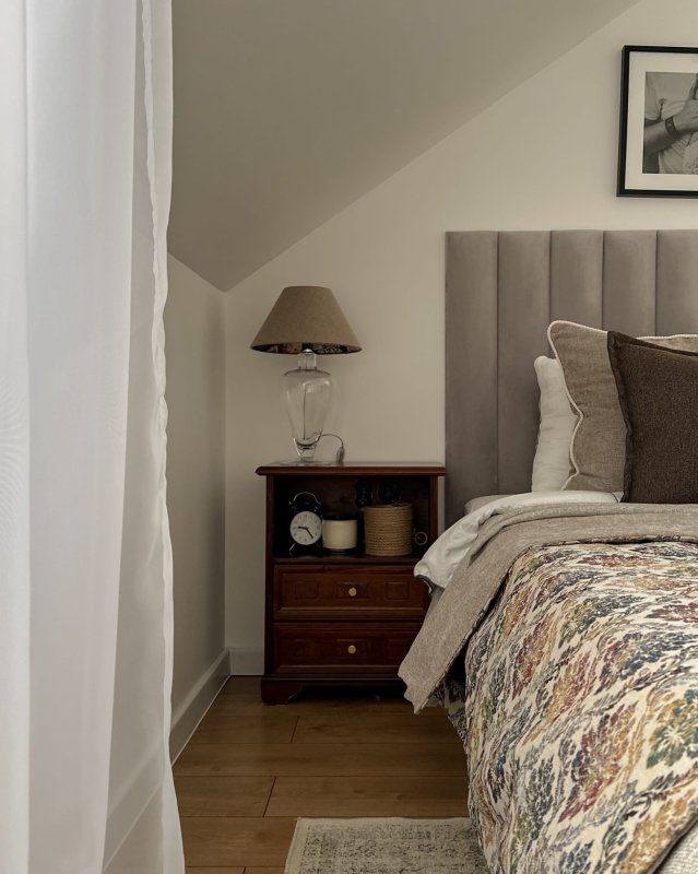 Lniany abażur z kwiatowym wzorem wewnątrz stożek 30 cm AURA - aranżacja