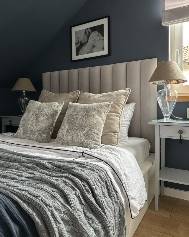 Lniany abażur z kwiatowym wzorem wewnątrz stożek 30 cm AURA - aranżacja