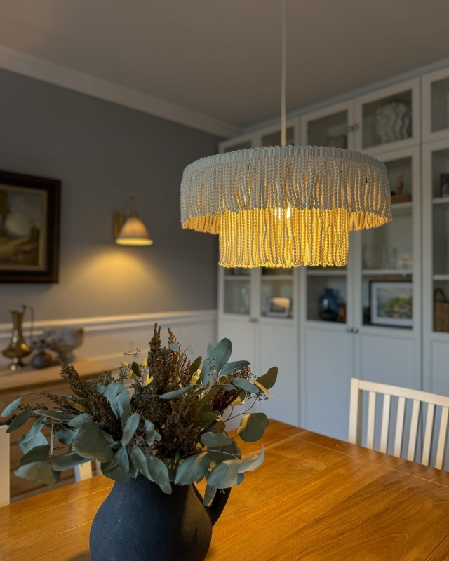 Kremowa sznurkowa lampa wisząca boho MIRA - aranżacja