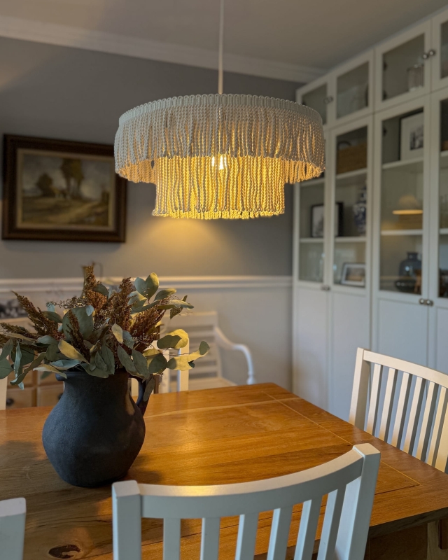 Kremowa sznurkowa lampa wisząca boho MIRA - aranżacja