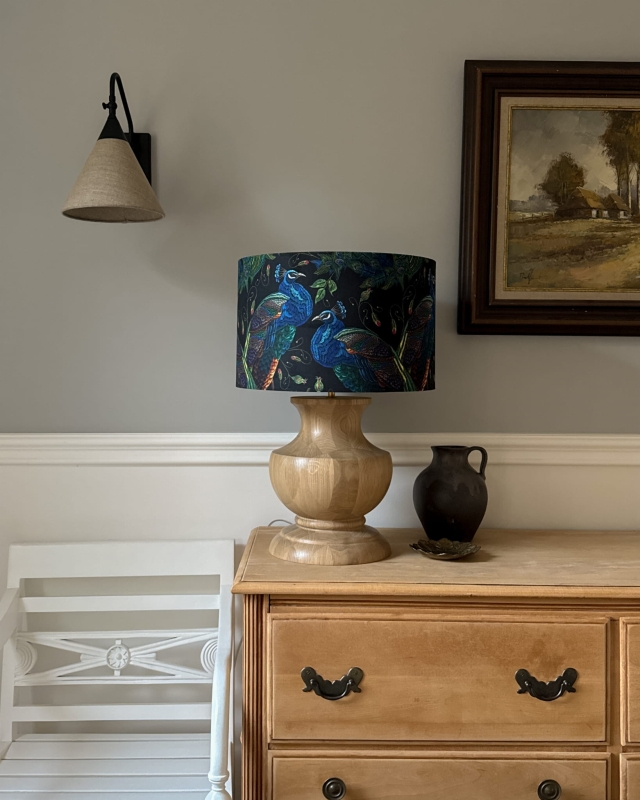 Czarny abażur w pawie ze złotym wnętrzem walec 38 cm PAVA GOLD - aranżacja