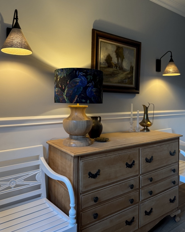 Czarny abażur w pawie ze złotym wnętrzem walec 38 cm PAVA GOLD - aranżacja