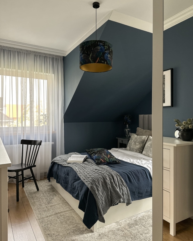 Czarny abażur w pawie ze złotym wnętrzem walec 38 cm PAVA GOLD - aranżacja