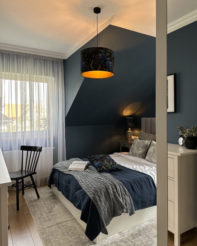 Czarny abażur w pawie ze złotym wnętrzem walec 38 cm PAVA GOLD - aranżacja