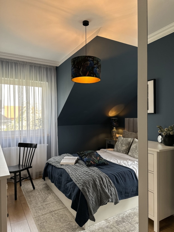 Czarno-złota lampa wisząca w pawie PAVA GOLD I - aranżacja