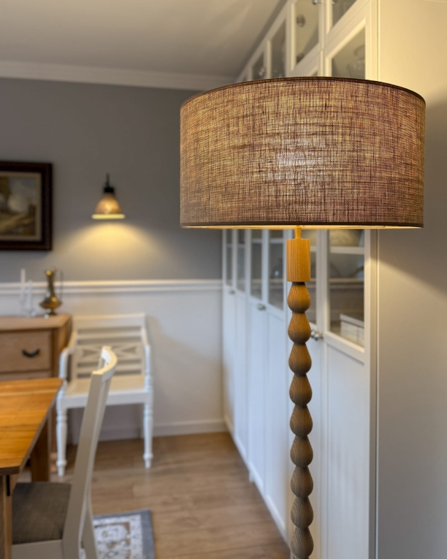 Beżowy abażur z juty walec 50 cm TELA - aranżacja