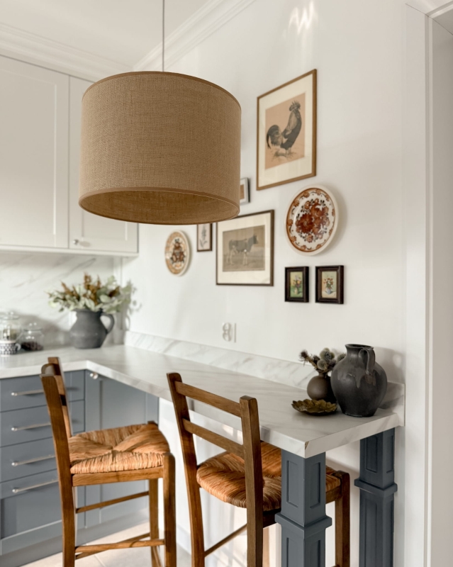 Beżowa lampa jutowa ze złotym zawieszeniem TELA I - aranżacja