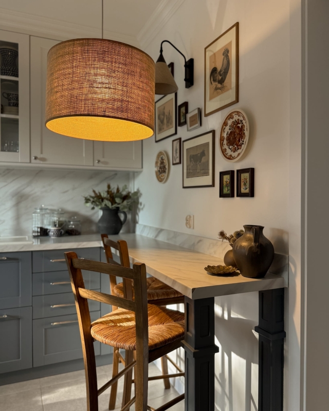 Beżowa lampa jutowa ze złotym zawieszeniem TELA I - aranżacja