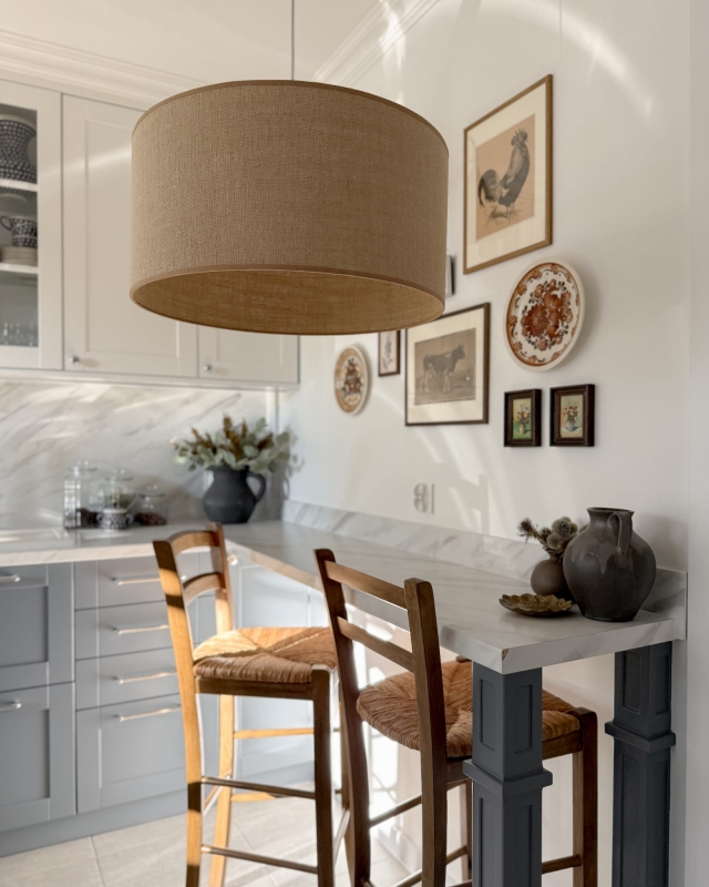 Beżowa lampa jutowa ze złotym zawieszeniem TELA II - aranżacja