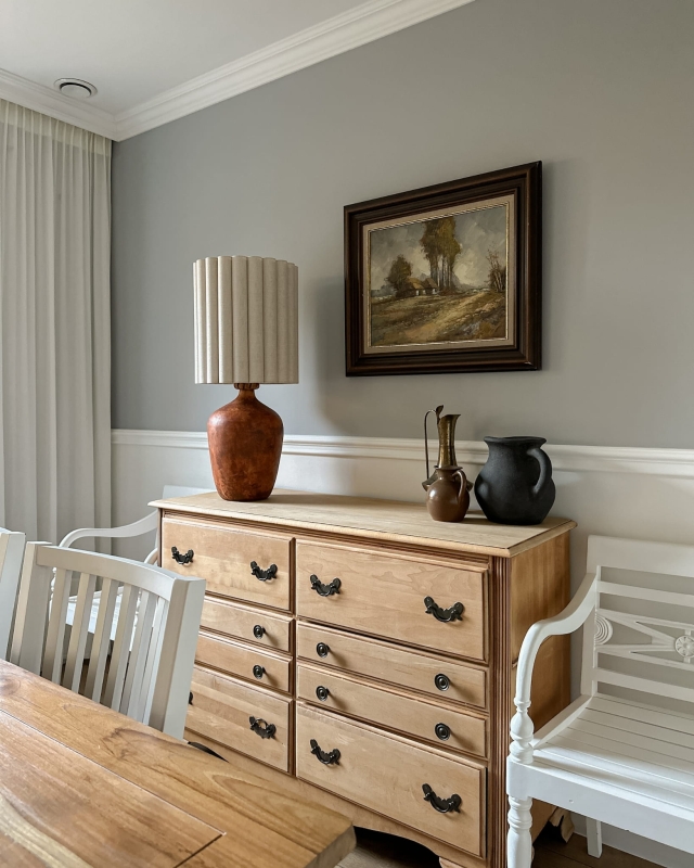 Lniany pofalowany abażur z pergaminową blendą ONDE 35 cm - aranżacja