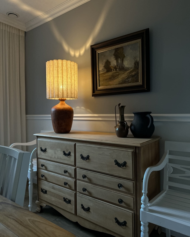 Lniany pofalowany abażur z pergaminową blendą ONDE 35 cm - aranżacja