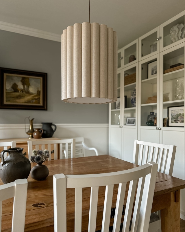 Lniany pofalowany abażur z pergaminową blendą ONDE 35 cm - aranżacja