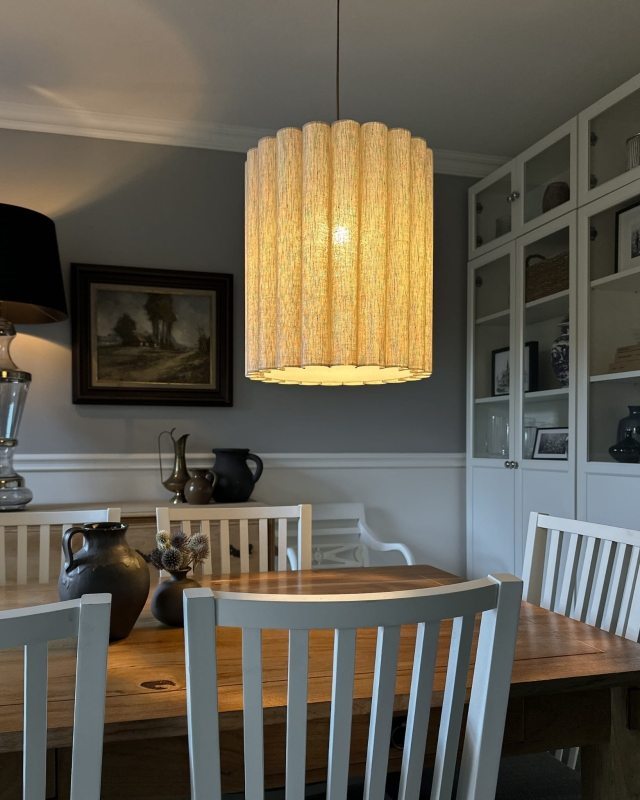 Lniany pofalowany abażur z pergaminową blendą ONDE 35 cm - aranżacja