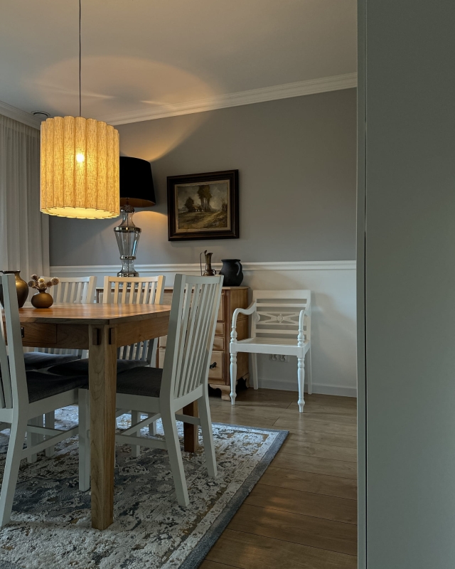 Lniany pofalowany abażur z pergaminową blendą ONDE 35 cm - aranżacja