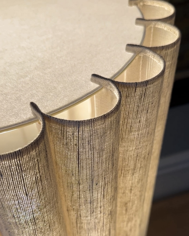 Lniany pofalowany abażur z pergaminową blendą ONDE 35 cm - rysunek - detal