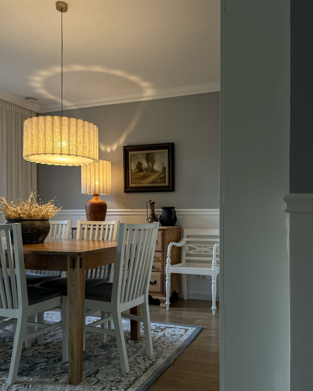 Lniany pofalowany abażur z pergaminową blendą ONDE 50 cm - aranżacja