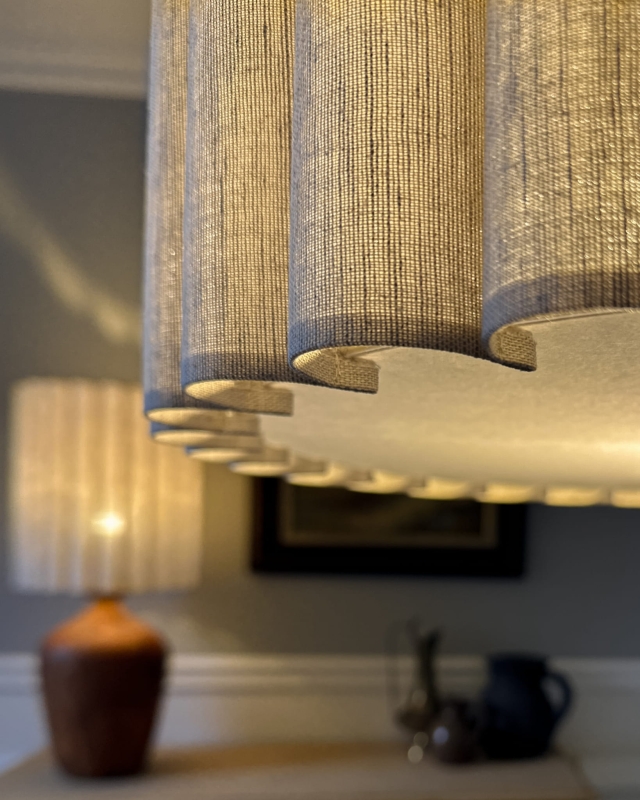 Lniany pofalowany abażur z pergaminową blendą ONDE 50 cm - aranżacja