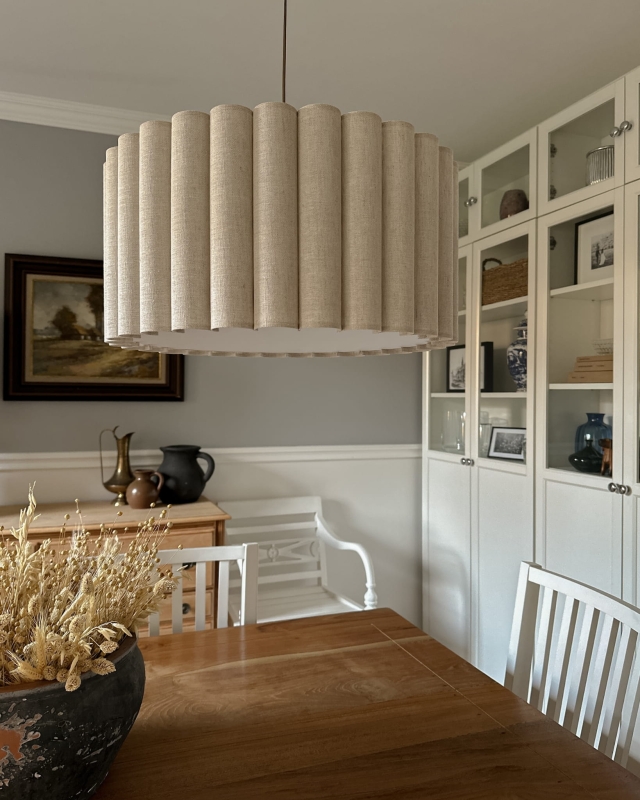 Lniany pofalowany abażur z pergaminową blendą ONDE 50 cm - aranżacja