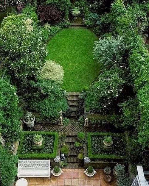 Ogród z symetrycznymi nasadzeniami.