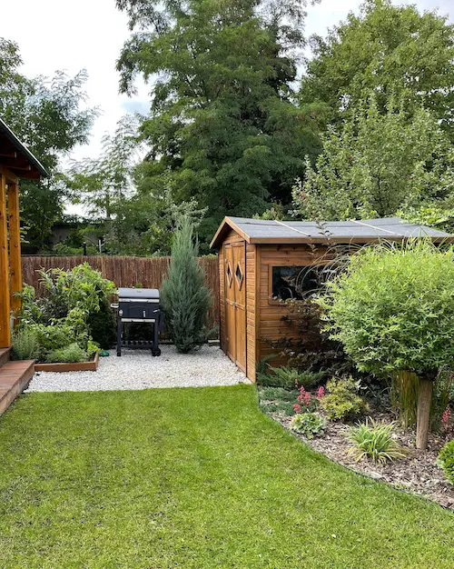 Trawnik oraz domek narzędziowy